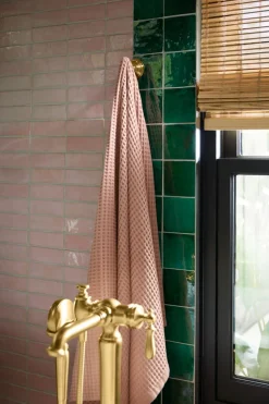 Floor-mount bath filler trim with handshower