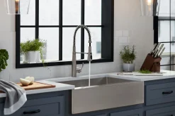 Semi-professional kitchen sink faucet with three-function sprayhead