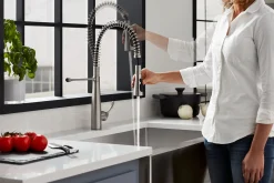 Semi-professional kitchen sink faucet with three-function sprayhead