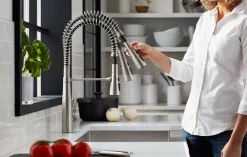 Semi-professional kitchen sink faucet with three-function sprayhead
