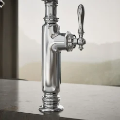 Semi-professional kitchen sink faucet with three-function sprayhead