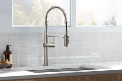 Semi-professional kitchen sink faucet with three-function sprayhead