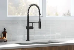 Semi-professional kitchen sink faucet with three-function sprayhead