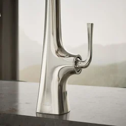 Semi-professional kitchen sink faucet with three-function sprayhead
