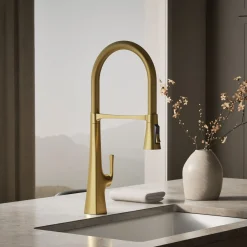 Semi-professional kitchen sink faucet with three-function sprayhead