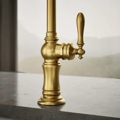 Single-handle kitchen sink faucet