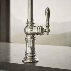 Single-handle kitchen sink faucet