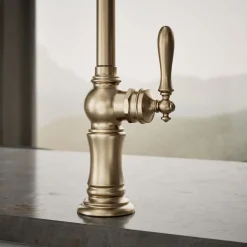 Single-handle kitchen sink faucet