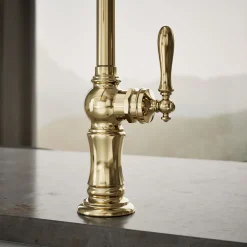 Single-handle kitchen sink faucet