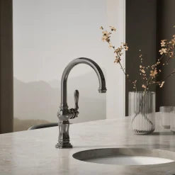 Single-handle kitchen sink faucet