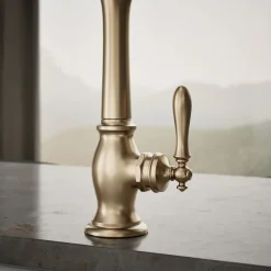 Single-handle kitchen sink faucet with side sprayer