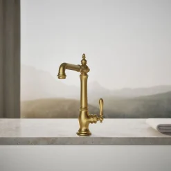 Single-handle kitchen sink faucet