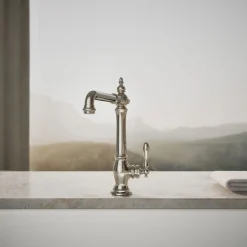 Single-handle kitchen sink faucet