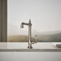 Single-handle kitchen sink faucet