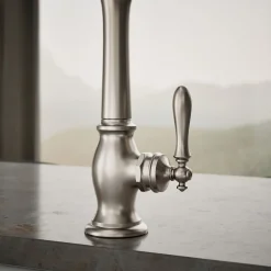 Single-handle kitchen sink faucet