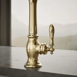 Single-handle kitchen sink faucet