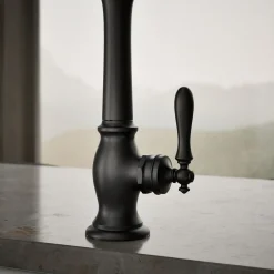 Single-handle kitchen sink faucet