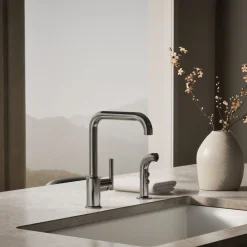 Single-handle kitchen sink faucet with side sprayer