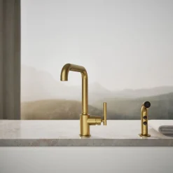 Single-handle kitchen sink faucet with side sprayer