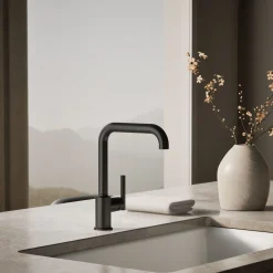 Single-handle kitchen sink faucet