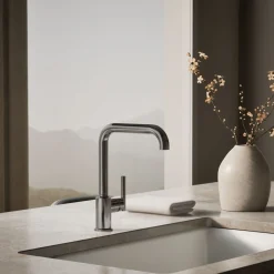 Single-handle kitchen sink faucet