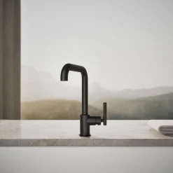Single-handle kitchen sink faucet